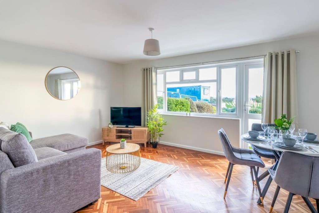 Spacious Sea View 2 Bedroom Sleeps 6-Free Parking Борнмут Экстерьер фото