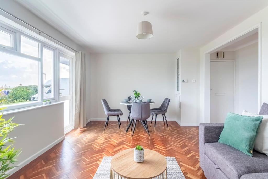Spacious Sea View 2 Bedroom Sleeps 6-Free Parking Борнмут Экстерьер фото