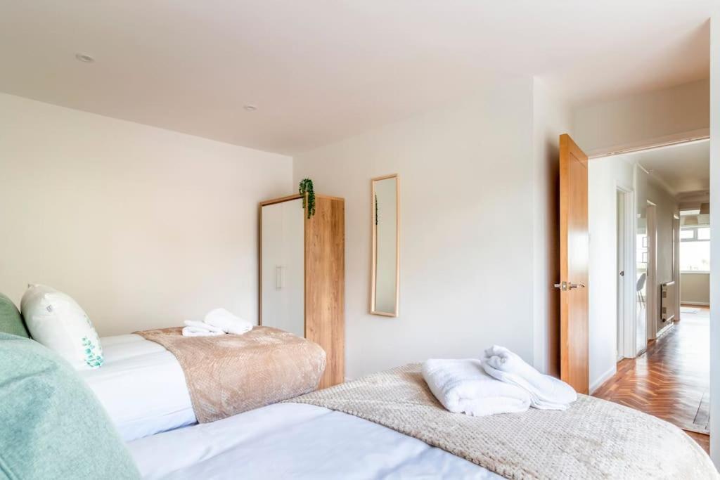 Spacious Sea View 2 Bedroom Sleeps 6-Free Parking Борнмут Экстерьер фото