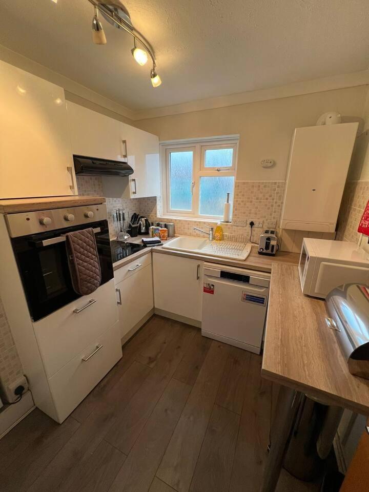 Spacious Sea View 2 Bedroom Sleeps 6-Free Parking Борнмут Экстерьер фото